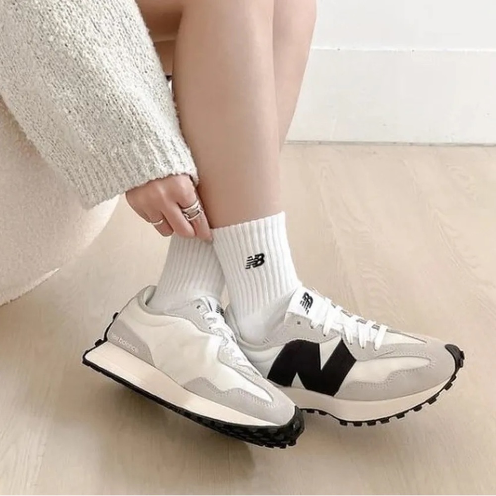 New Balance 327
Boys' Grade School (big kids size+1.5=womens size) - Picture 2 of 11